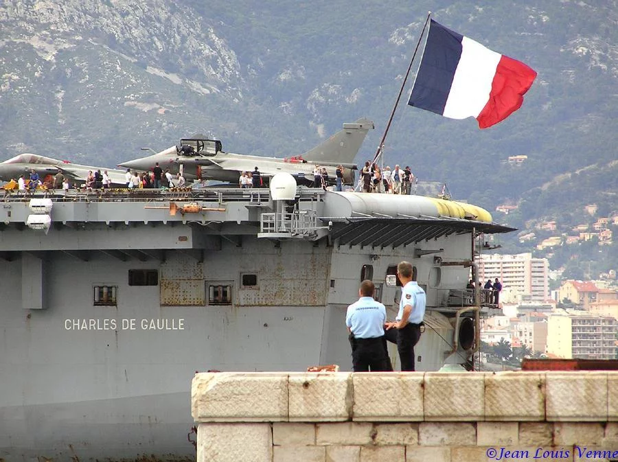 La sortie des familles du Charles de Gaulle