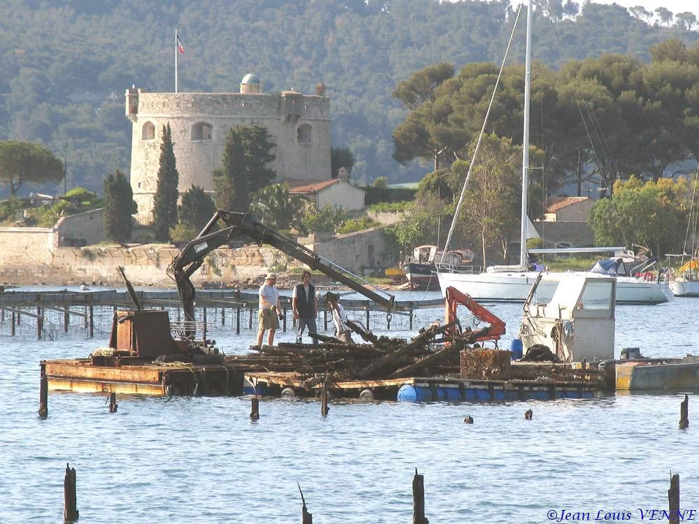 Extraction des pieux dans l’anse du Balaguier