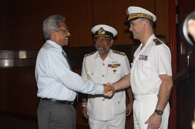 L'amiral commandant de la zone maritime de l'océan Indien rencontre le secrétaire à la défense du Sri Lanka