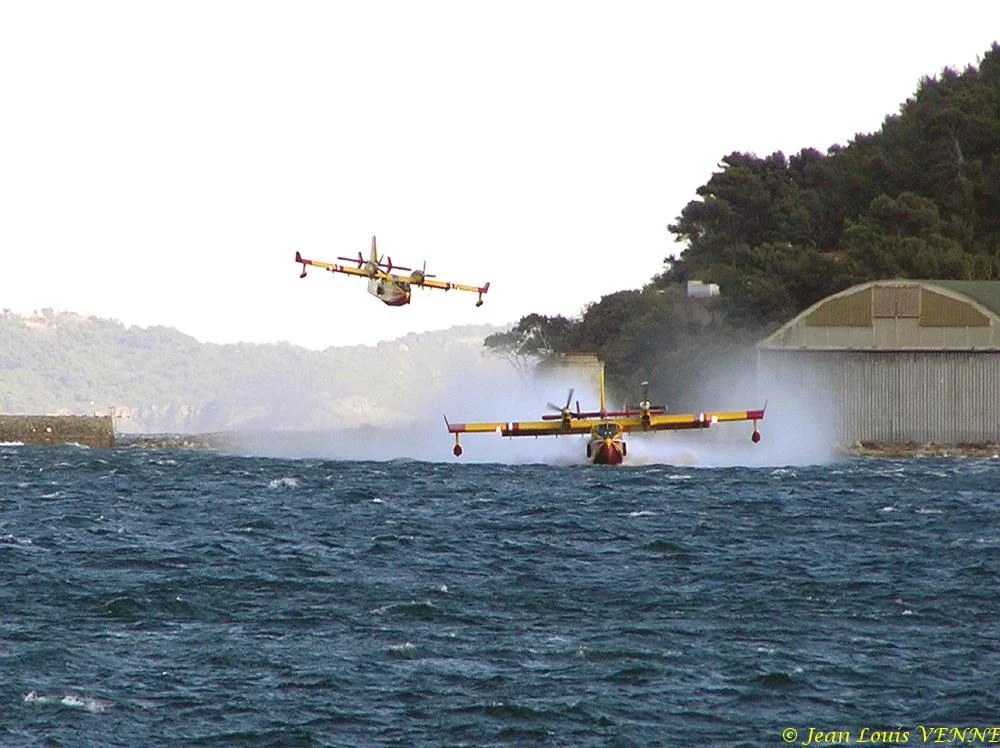 Les Canadairs interviennent au-dessus de Saint Mandrier