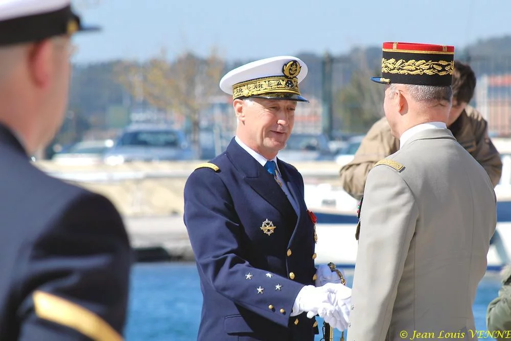 L'amiral Tandonnet salue le chef d'état-major des armées