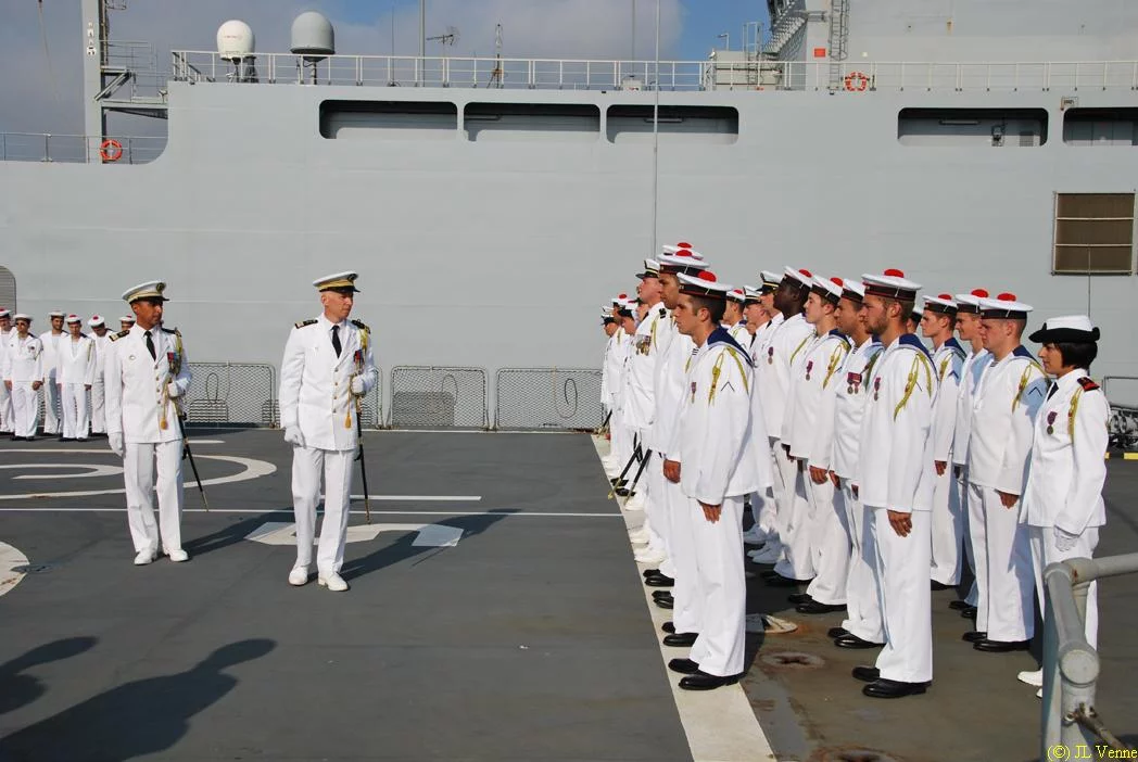 Le nouveau commandant passe l'équipage en revue