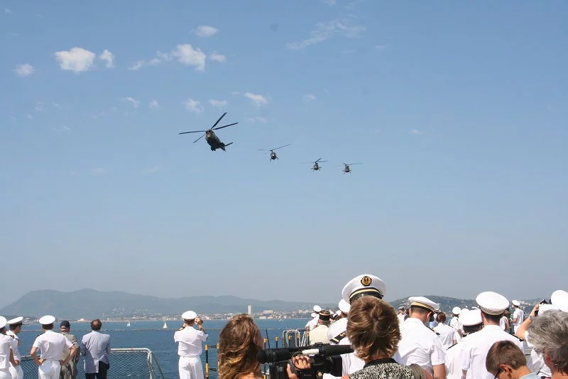 Les hélicoptères survolent le Dixmude