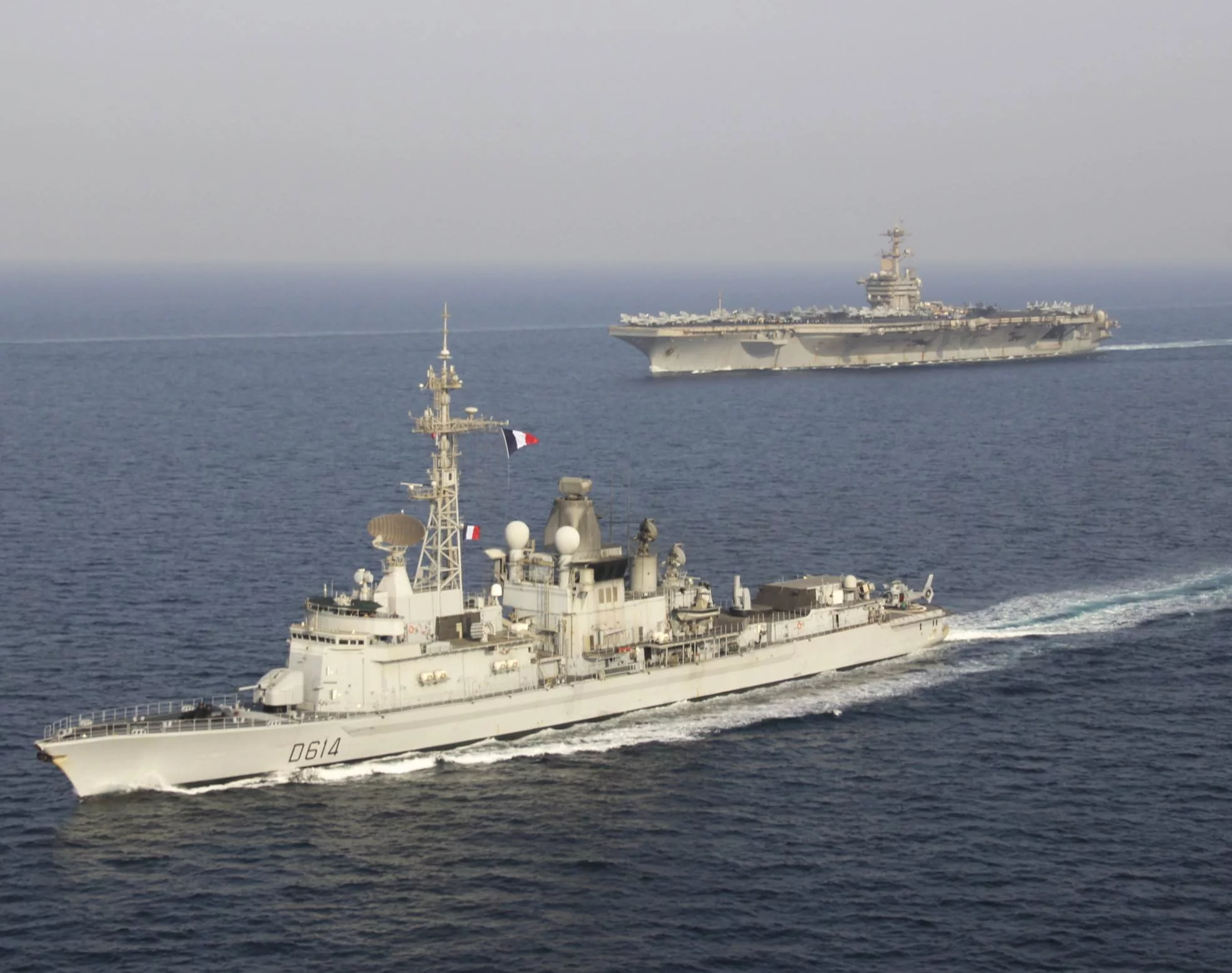 La frégate Cassard et le porte-avion américain Theodore Roosevelt