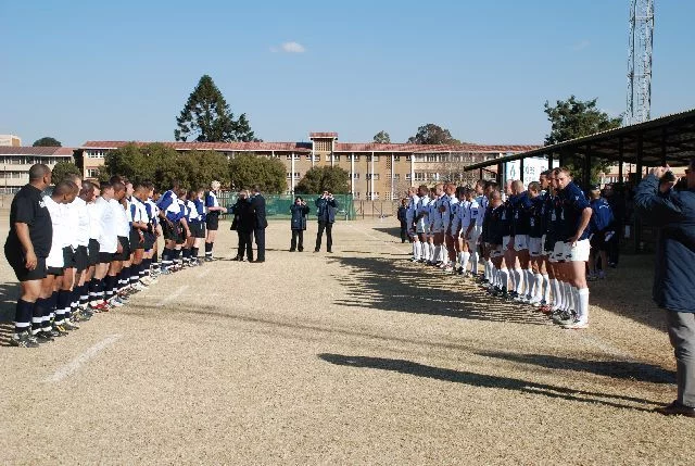 Les équipes de rugby des marines Sud-Africaine et Française allignées pour l'introduction avant le match