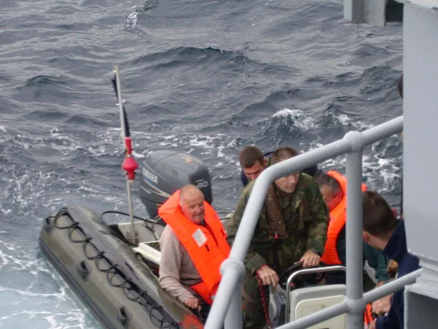 Le zodiac de l'aviso Commandant Birot récupère les 2 naufragés