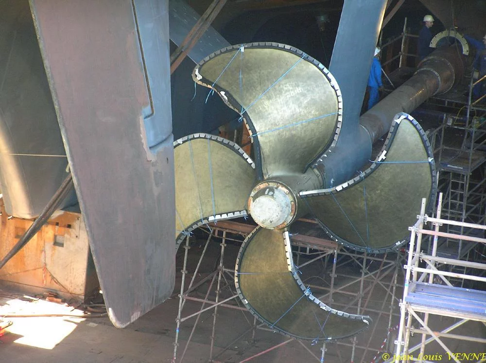 La première hélice du porte-avions