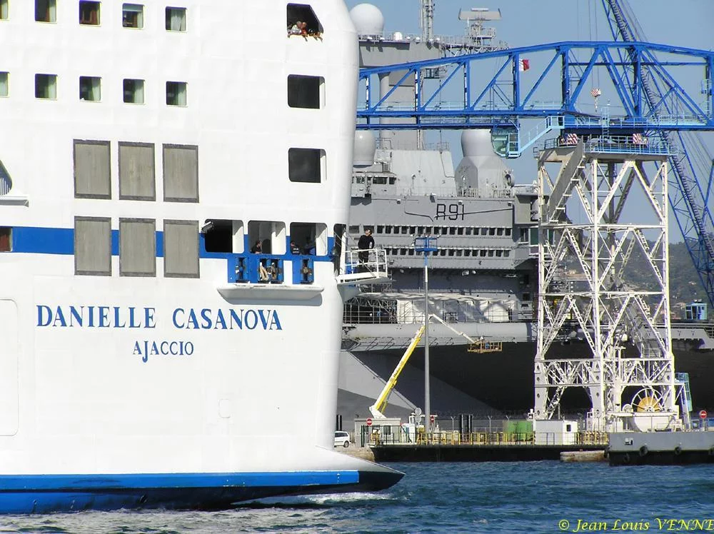 Le porte-avions Charles de Gaulle avant sa sortie de bassin
