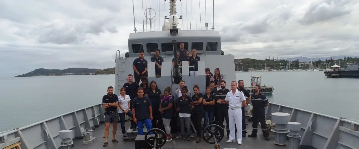 La classe de défense du collège Edmée Varin de Dumbéa (Nouvelle-Calédonie) à bord du patrouilleur La Glorieuse