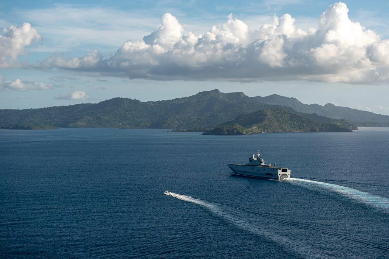 Le porte-hélicoptères Mistral arrive à Mayotte