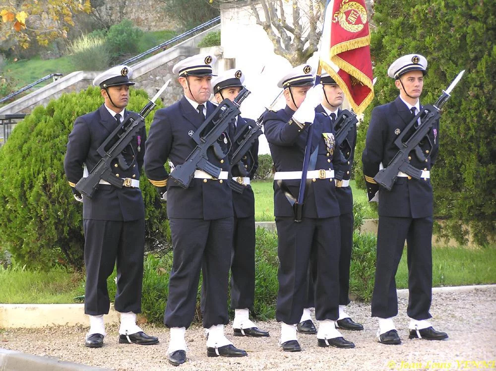 La garde du drapeau des cannoniers-marins