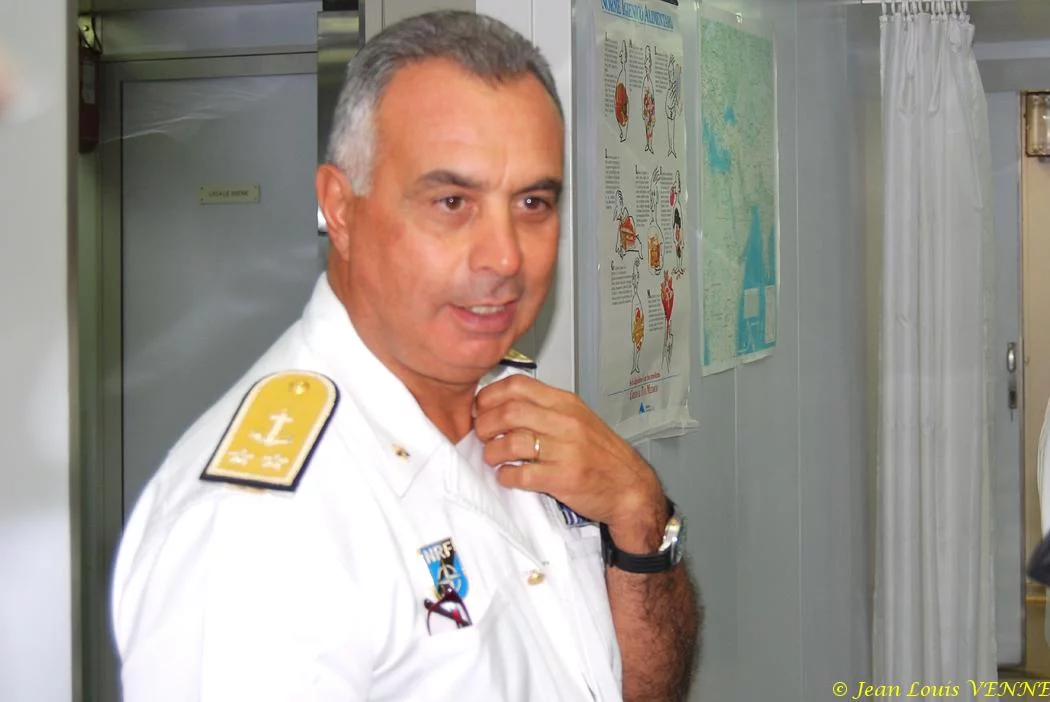 Le contre-amiral Gaudiosi discute avec ses officiers