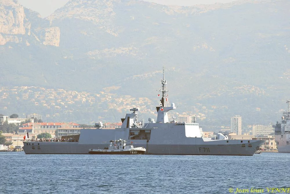 La frégate Surcouf appareille pour sa sortie des familles