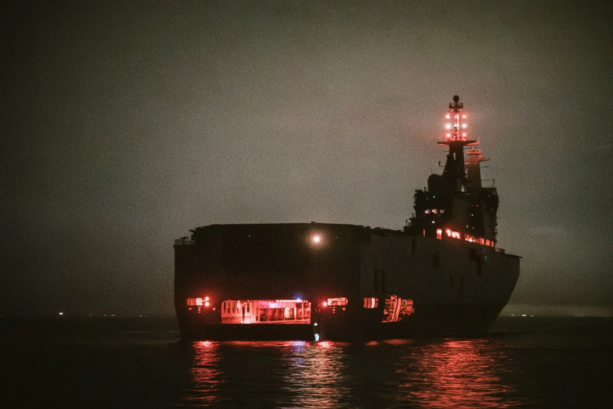 Un porte-hélicoptères amphibie