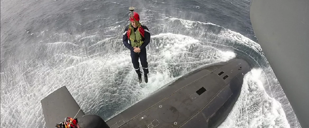 Emmanuel Macron, président de la République, hélitreuillé à bord du SNLE Le Terrible