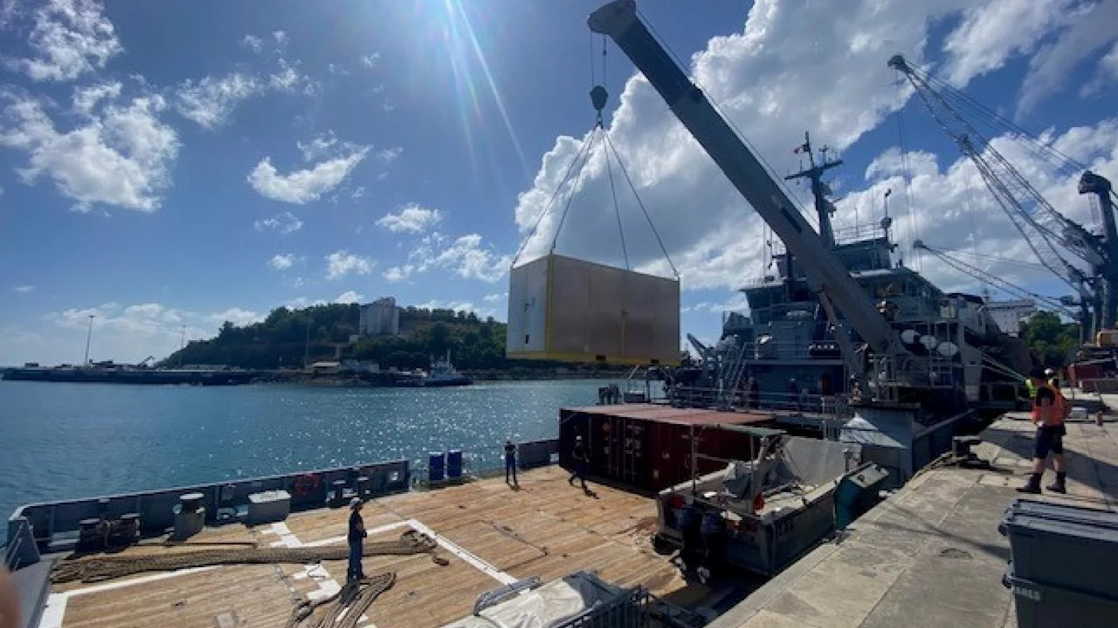 La bâtiment de soutien Champlain embarque du matériel anti-pollution