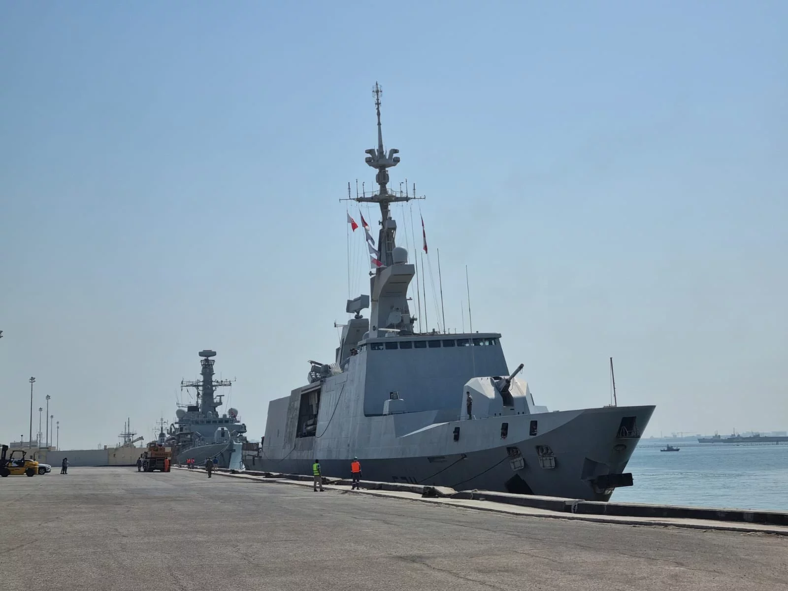 La frégate Surcouf dans le port de Manama