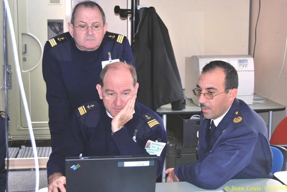 Au PC franco-algérien de l'exercice Raïs Hamidou