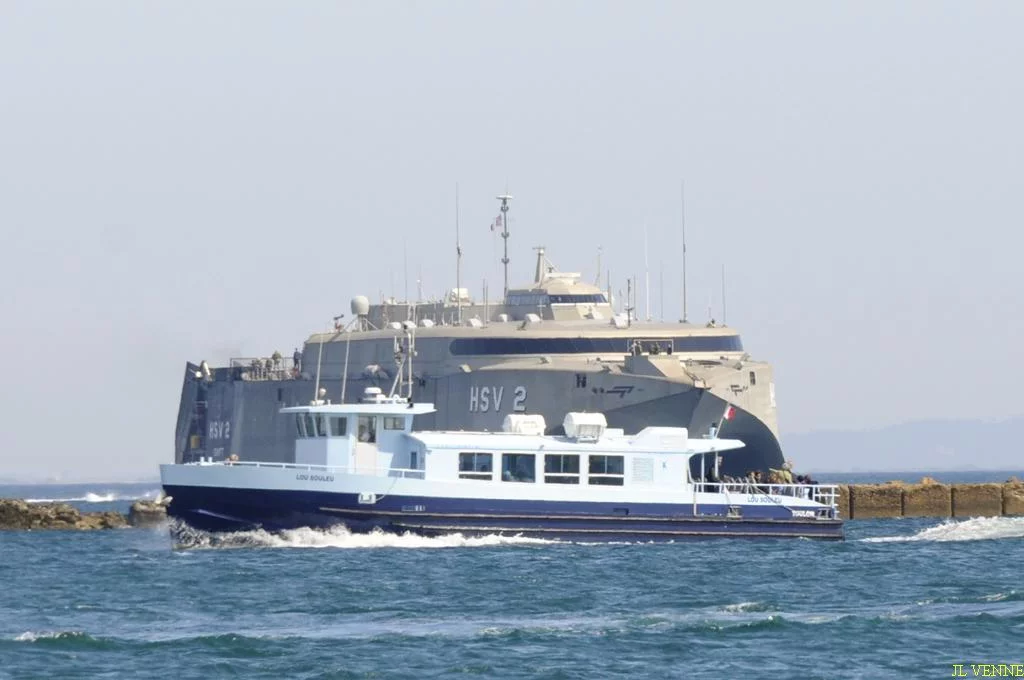 Le catamaran américain Swift arrive à Toulon