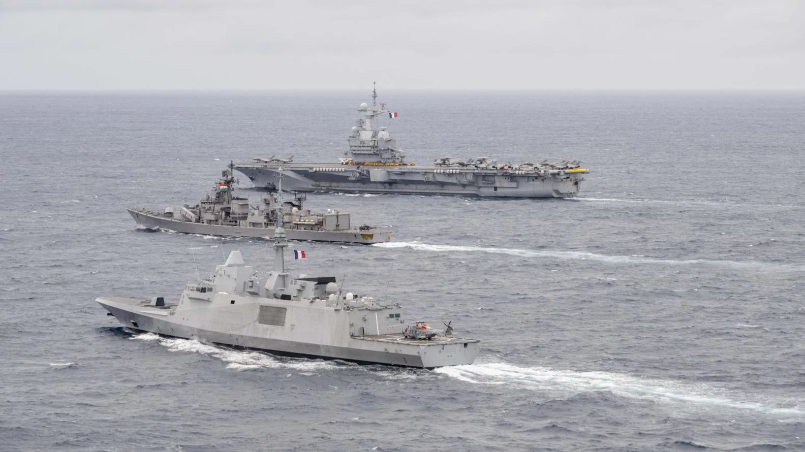 Le porte-avions Charles de Gaulle escorté par 2 frégates