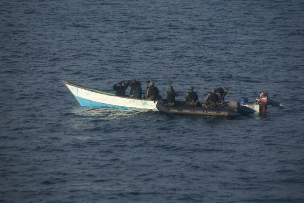 Les commandos du Gediz abordent le skiff pirate