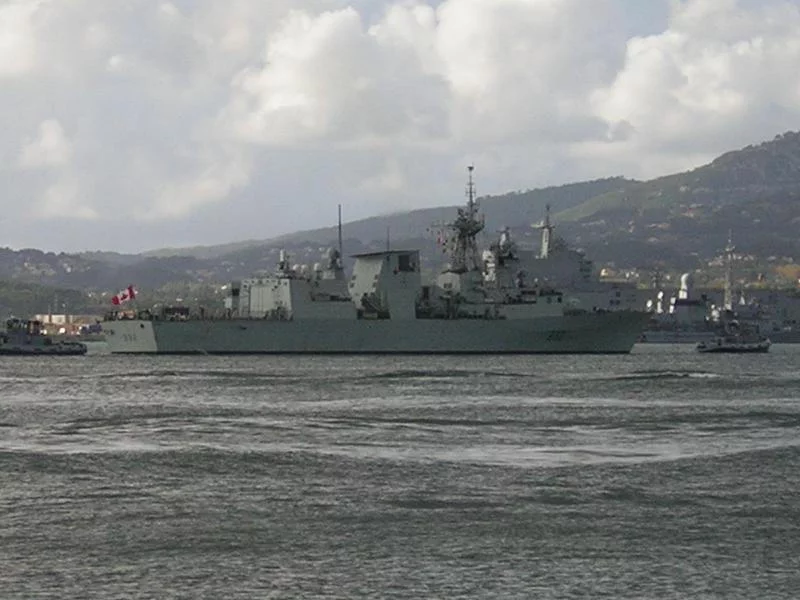 La frégate canadienne Ville de Québec arrive à Toulon