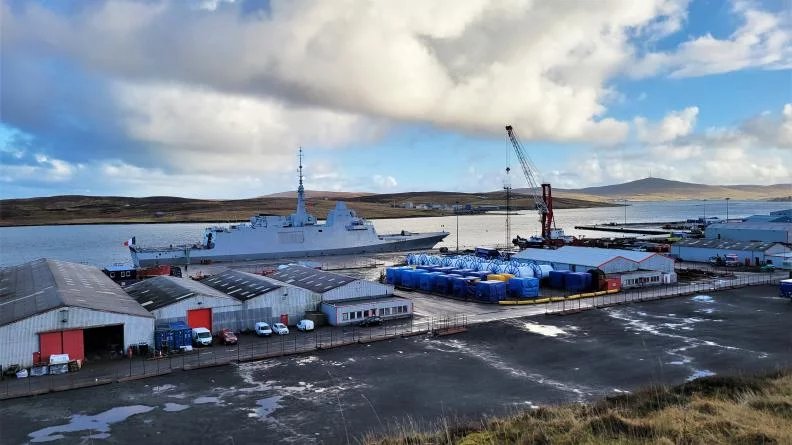 La frégate Bretagne dans le port de Lerwick (îles Shetland)