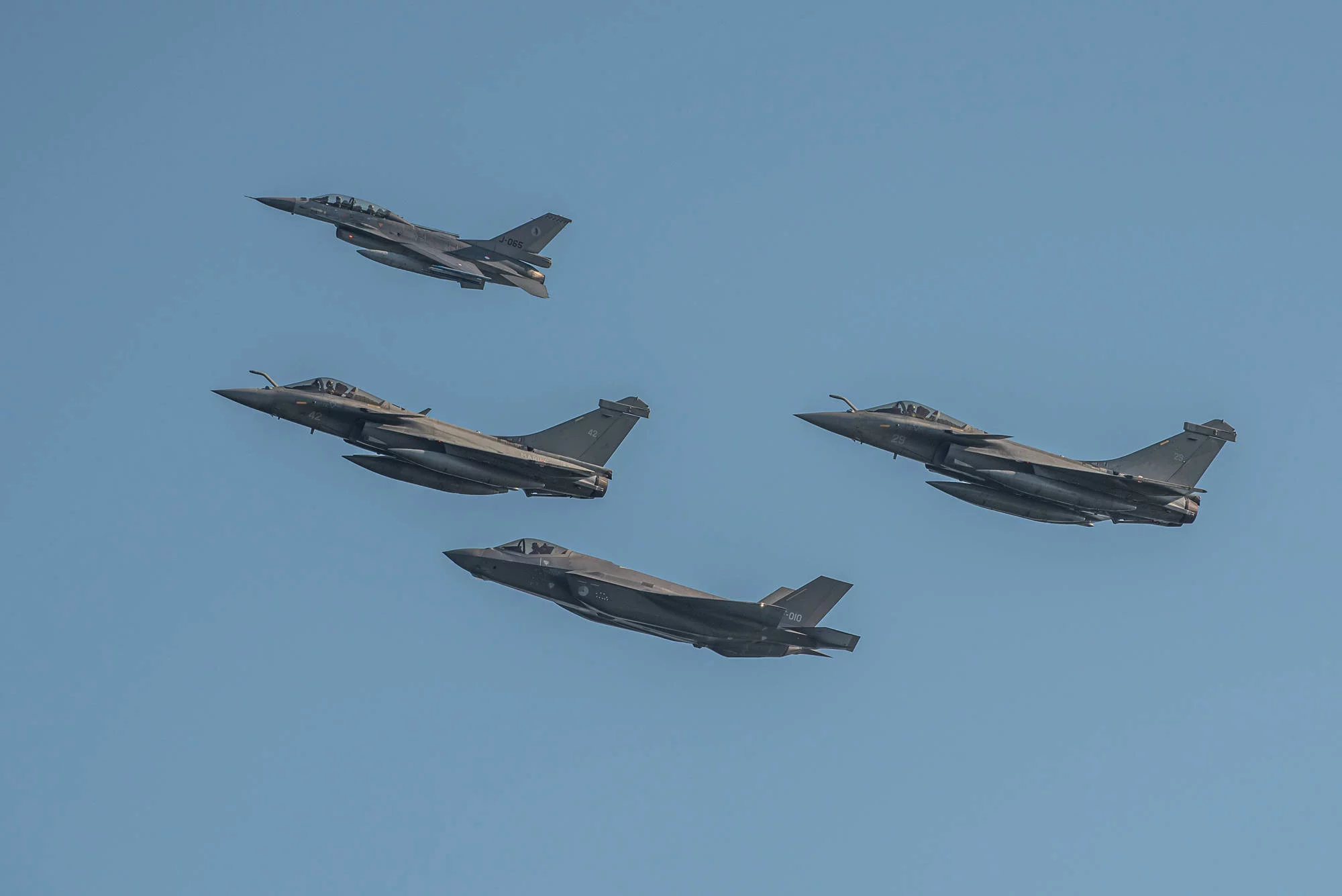 Des Rafale marine français s'entraînent avec des F16 et F35 néerlandais