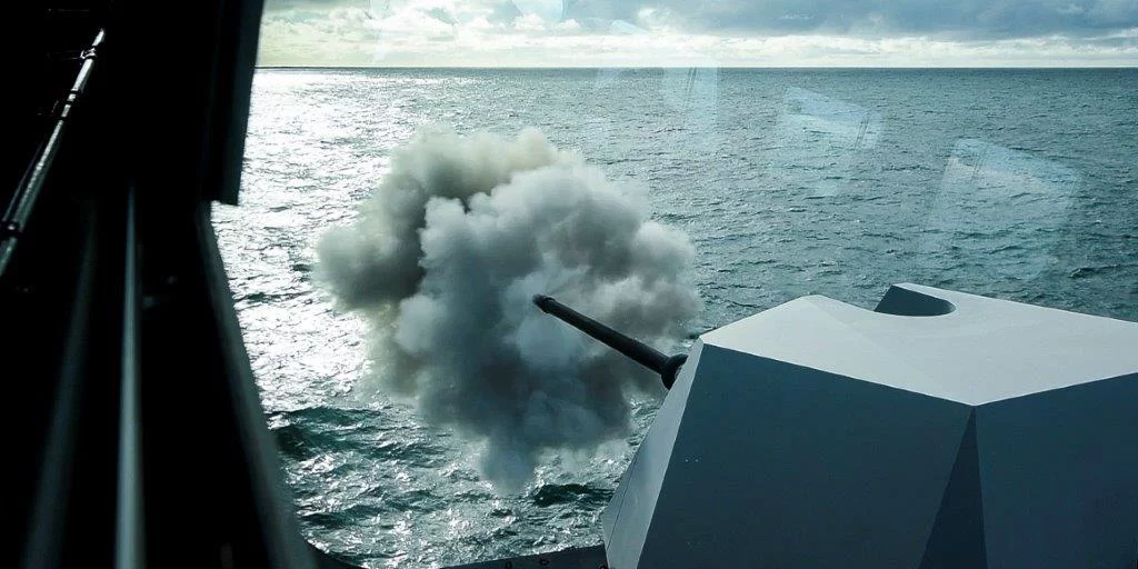 La frégate Forbin s'entraîne au tir au canon