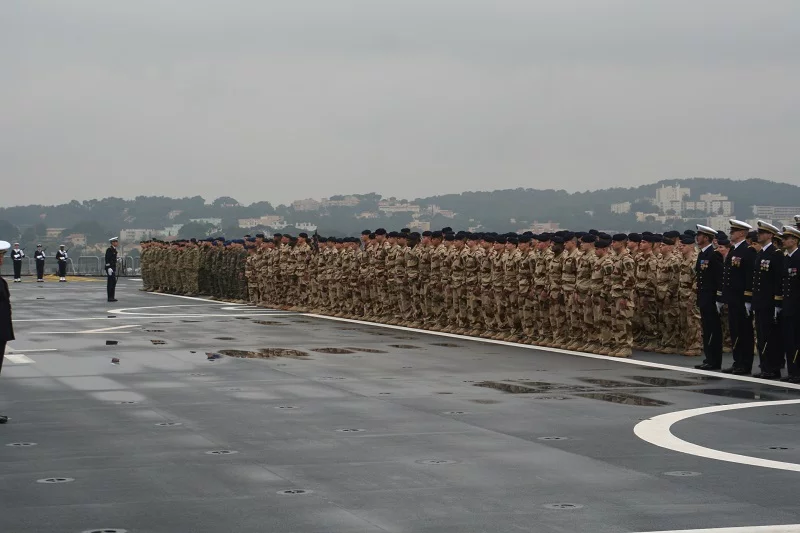Le commandant en second du Mistral inspecte les troupes