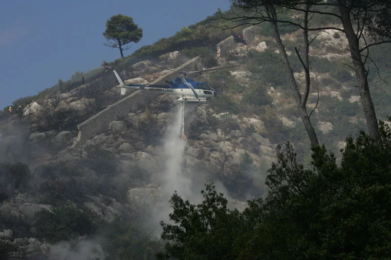 Un hélicoptère bombardier d'eau