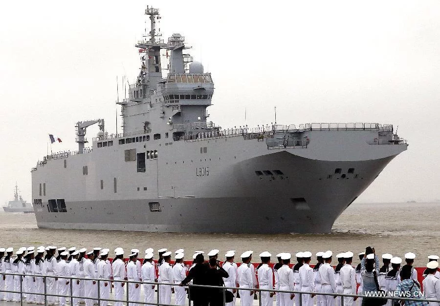 Le BPC Dixmude entre dans le port de Shangai