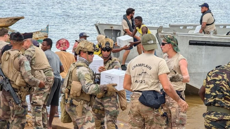 Première phase de déchargement de fret humanitaire à Soalala