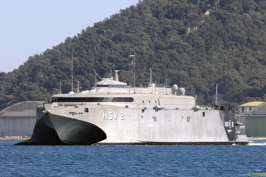 Le catamaran américain Swift arrive à Toulon