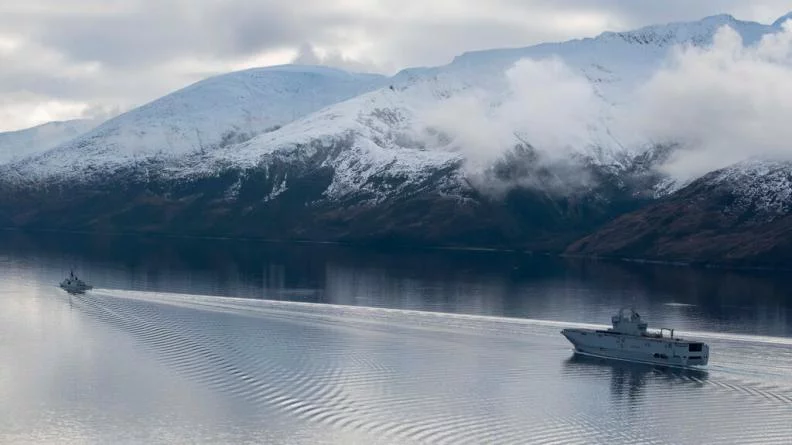 La frégate Guépratte et le porte-hélicoptères Tonnerre dans le canal de Le Maire