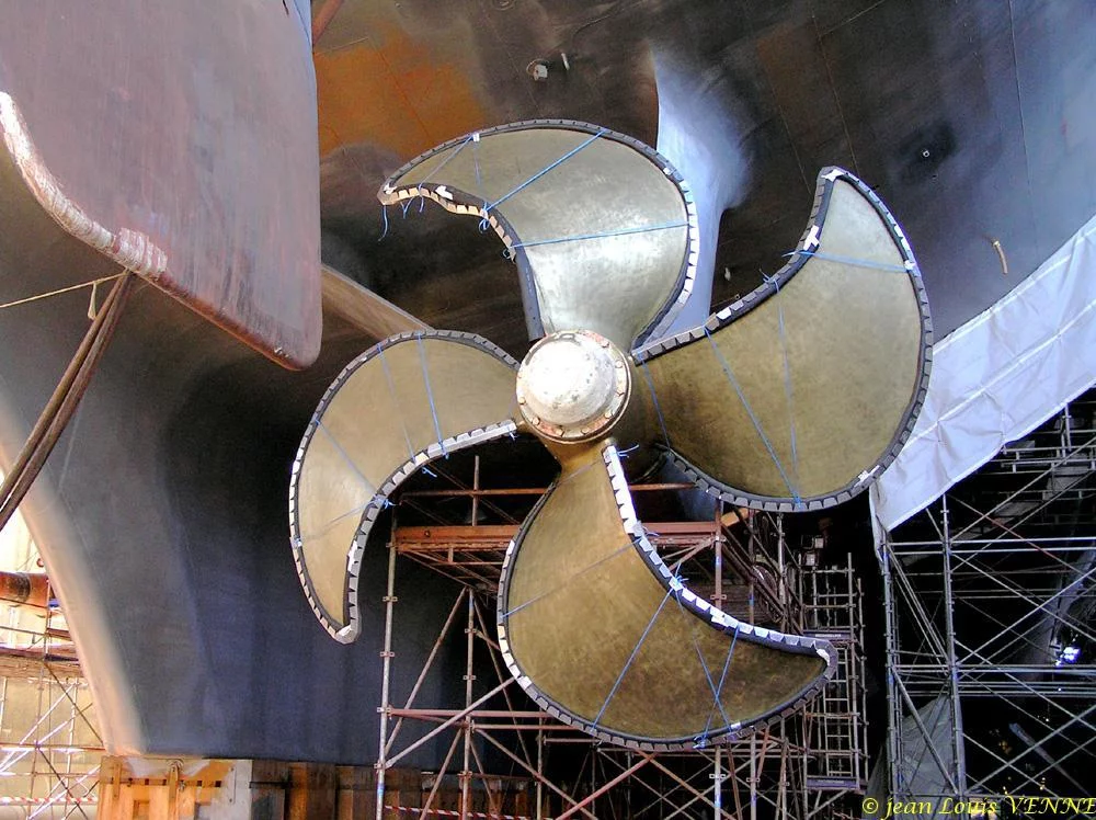 La première hélice du porte-avions