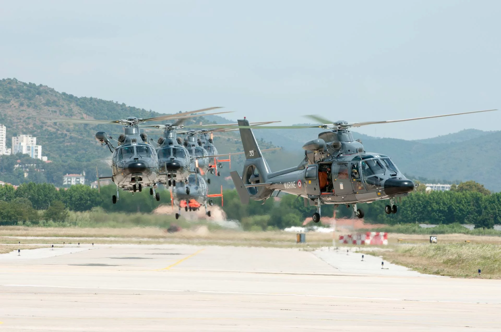 Les hélicoptères de la 35F se préparent à l’atterrissage à Hyères