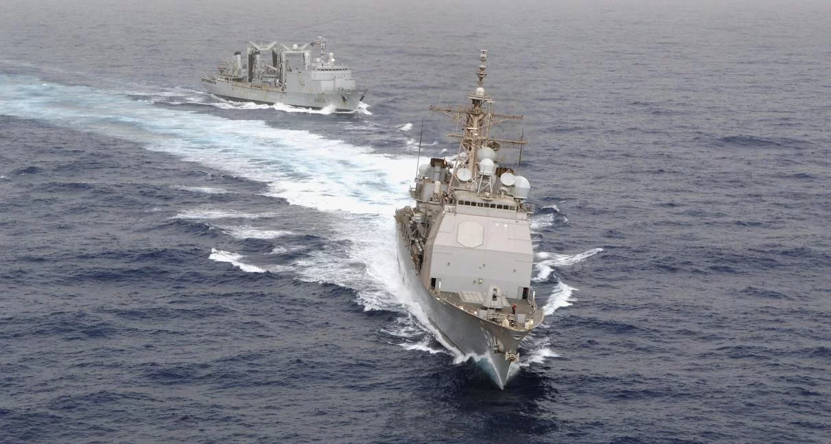 Après le ravitaillement à la mer, les 2 navires se séparent