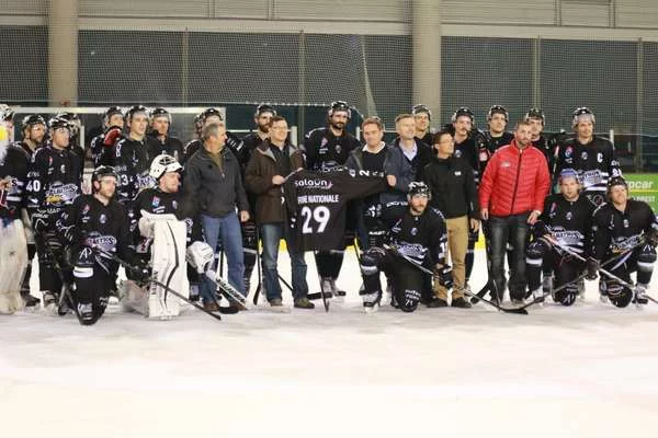 Rencontre entre sous-mariniers et hockeyeurs canadiens sur la glace brestoise