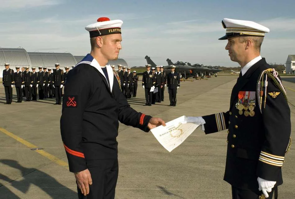 Le commandant de la flottille 12F remet son diplÃ´me au quartier-maÃ®tre Maxence Kaczmarek
