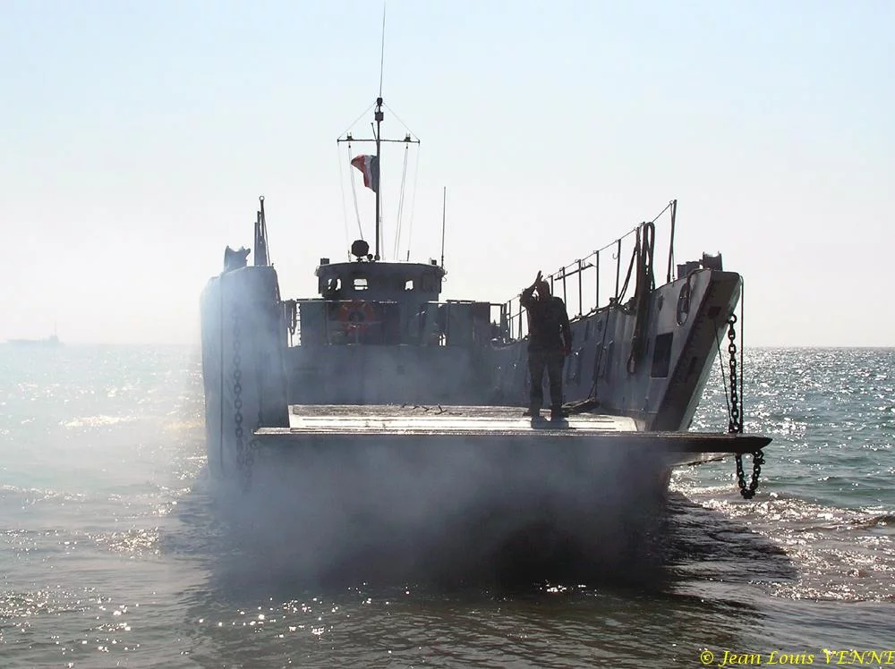 La flottille amphibie s'entraîne sur la plage des Sablettes