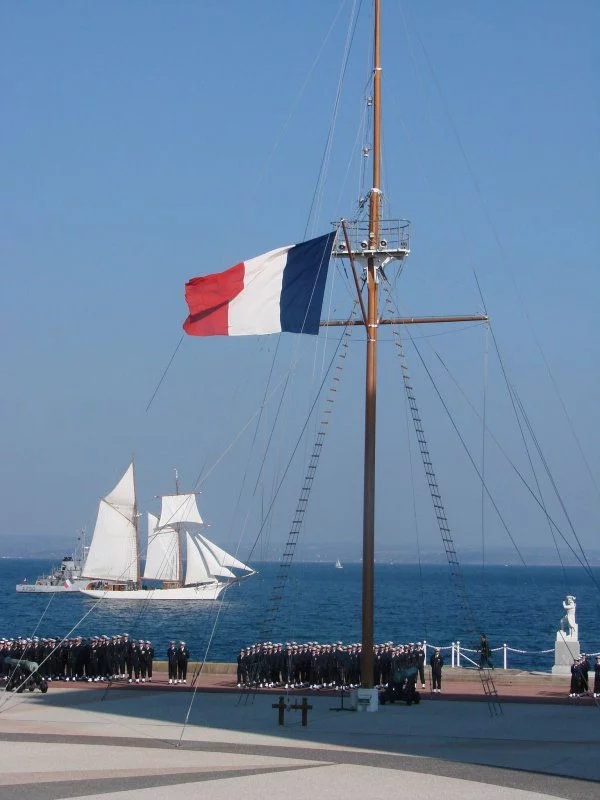 Le mÃ¢t de pavillon de l'Ecole Navale