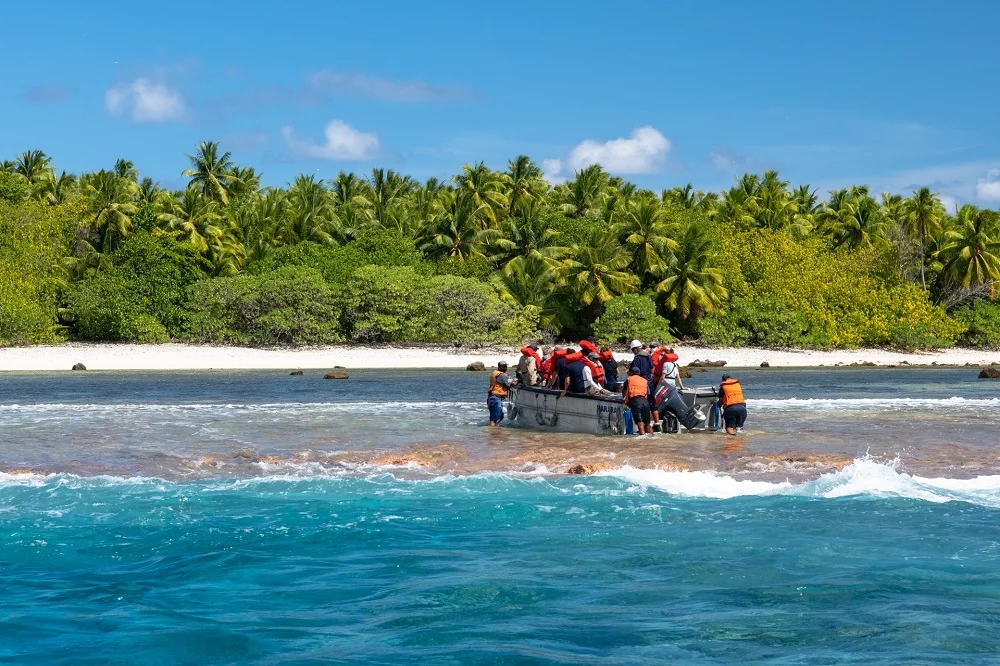 Les scientifiques débarquent sur un atoll