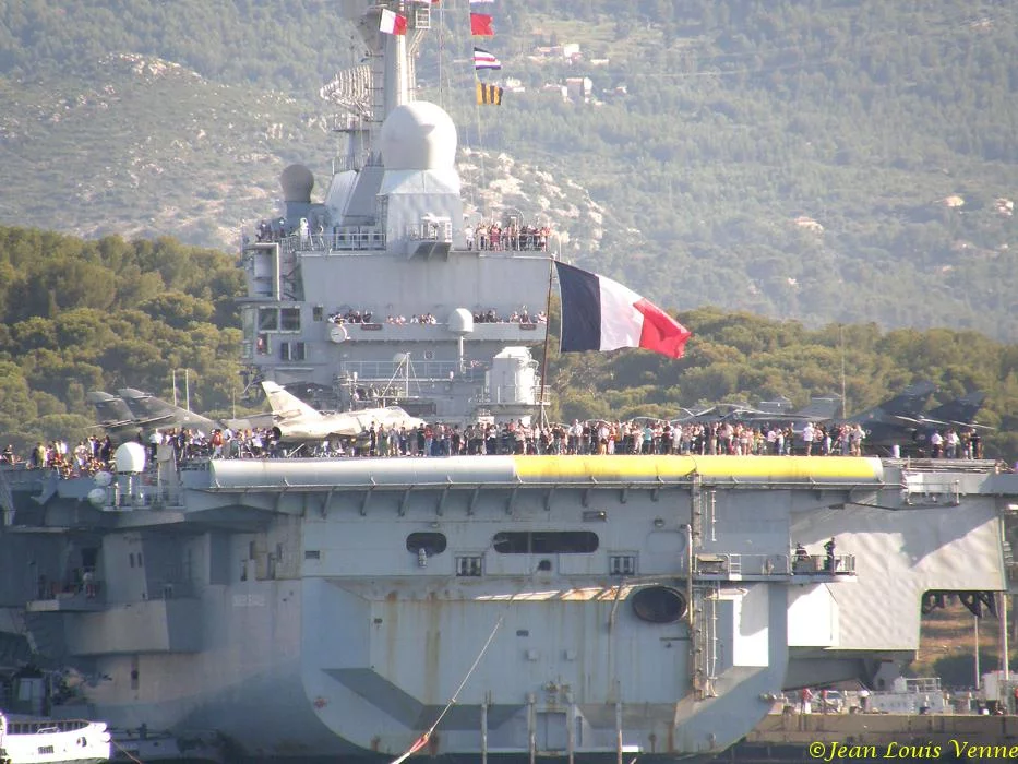 La sortie des familles du Charles de Gaulle