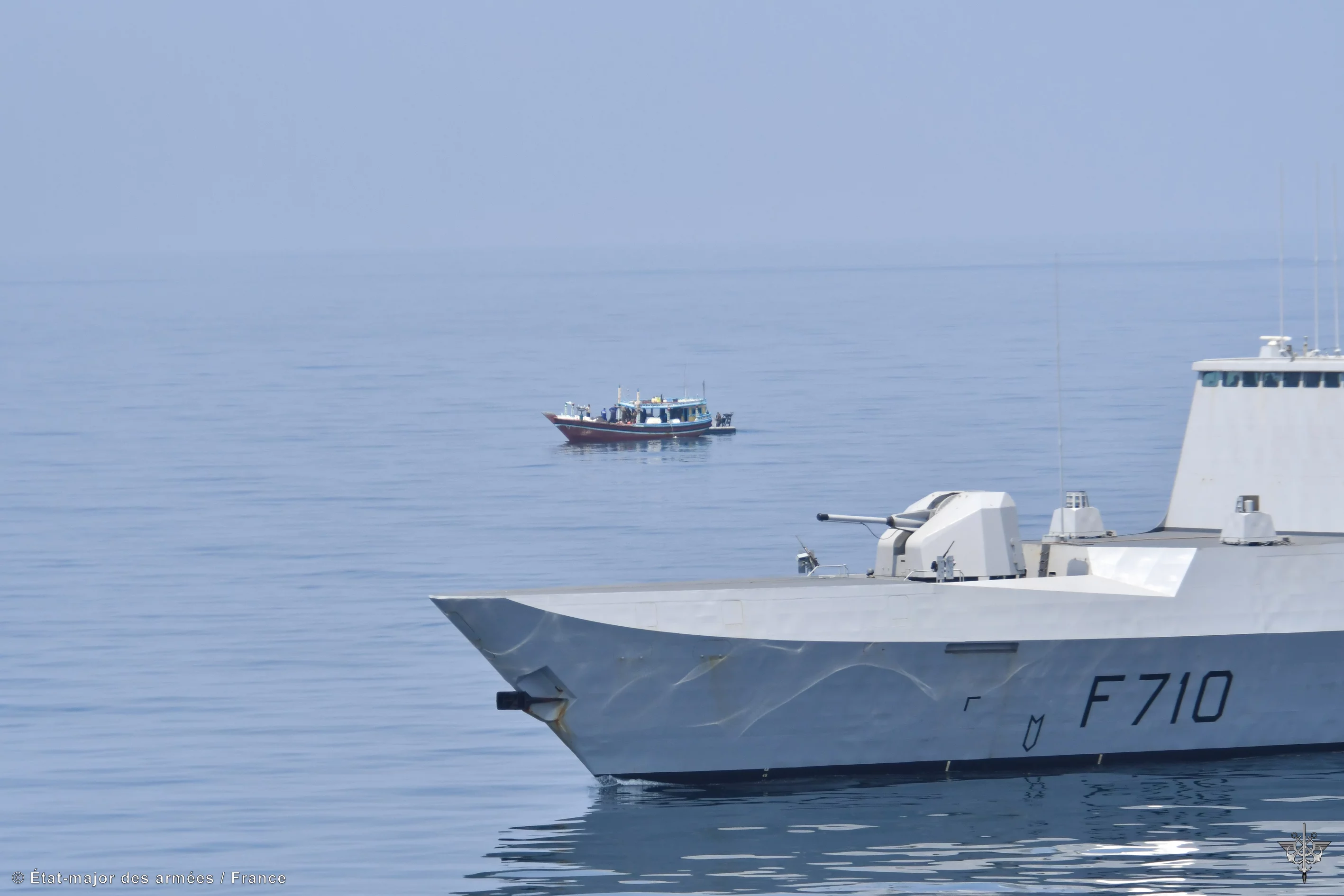 La frégate La Fayette et un boutre suspect
