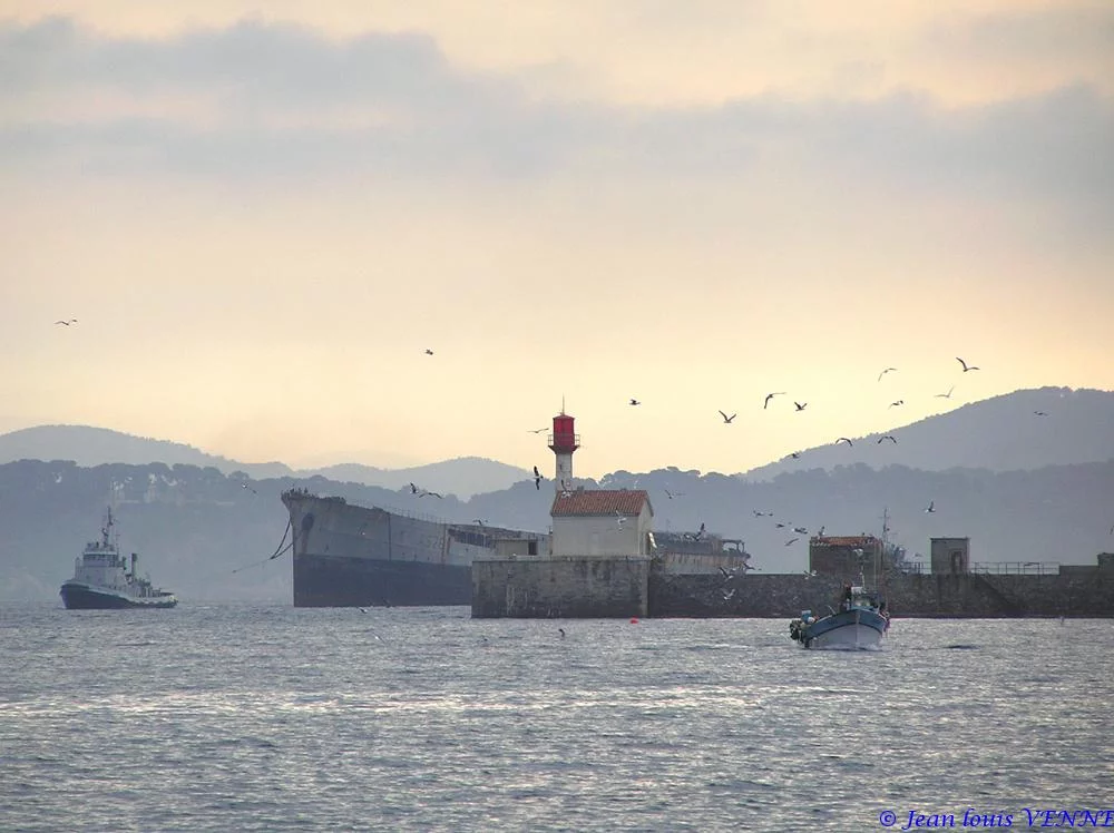 Arrivée à Toulon de la coque de l’ex-pétrolier Saône