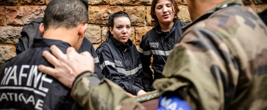 Un groupe d’élèves de la Mission de Lutte contre le Décrochage Scolaire de Toulon au Centre d’aguerrissement inter-organique (CAIO) de la Marine nationale