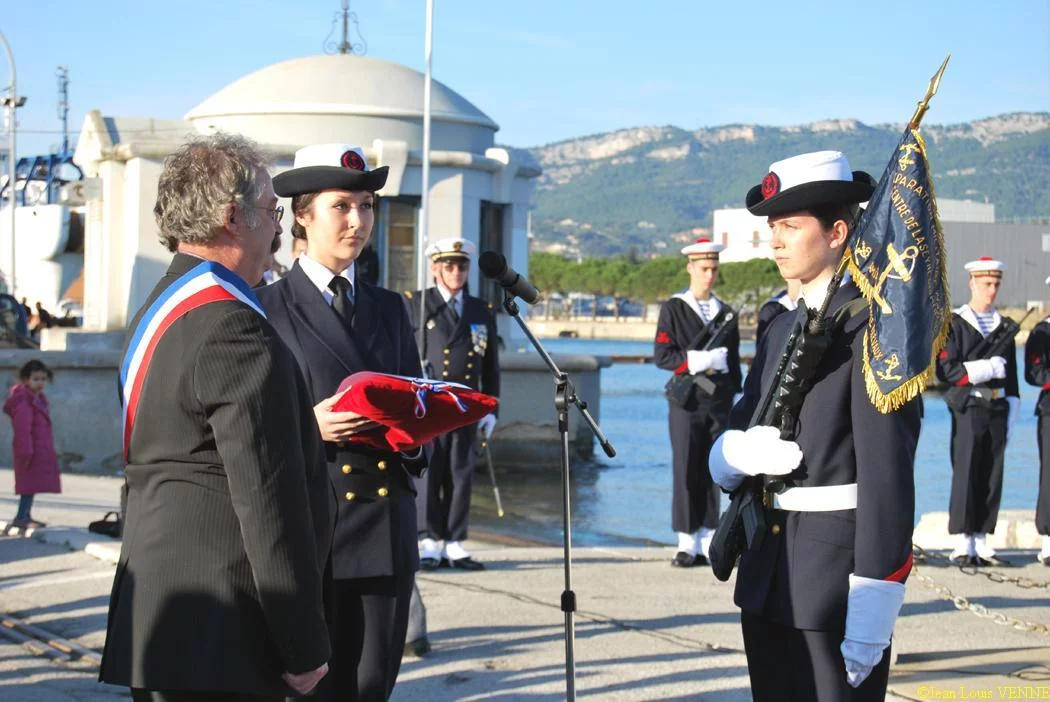 M. le maire remet son fanion à la PMM