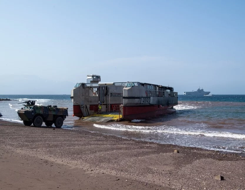Un blindé de l'armée de terre débarque d'un EDAR du Mistral