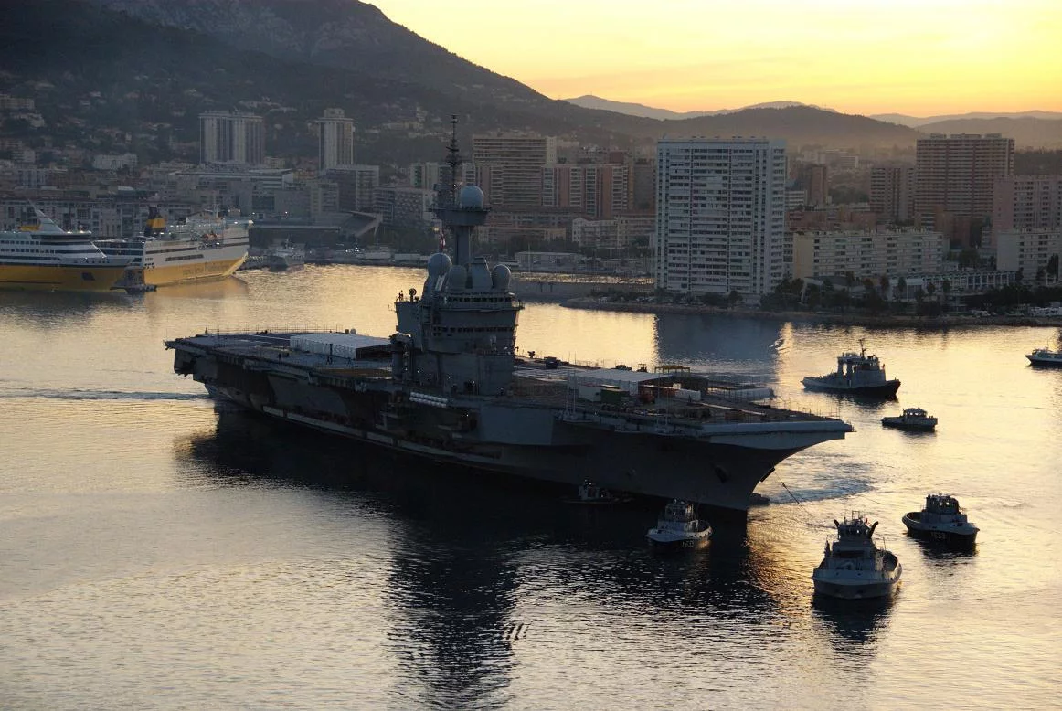 Sortie du bassin du porte-avions Charles de Gaulle
